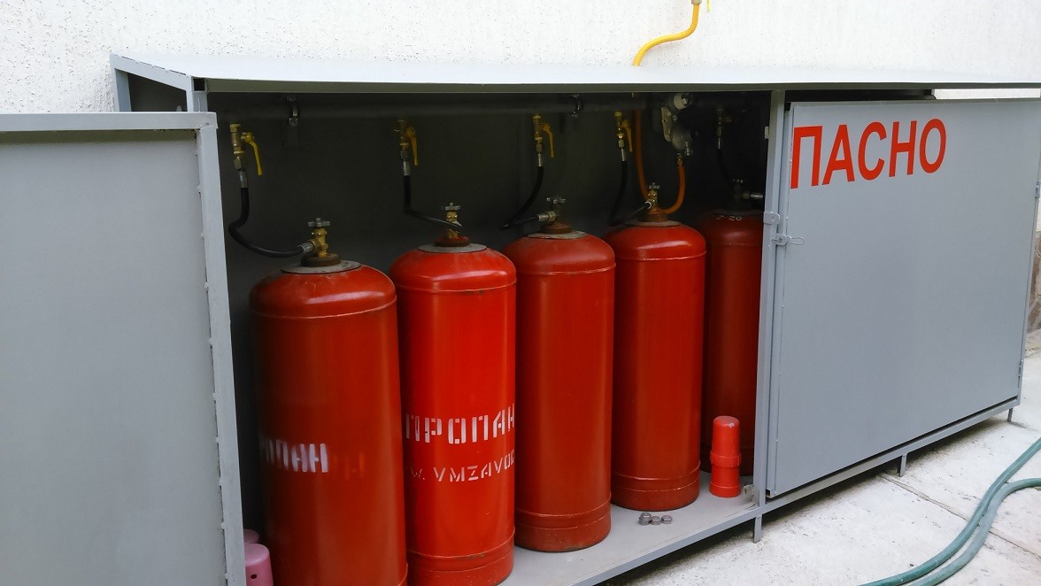Хранение газовых баллонов Металлический шкаф для хранения газовых баллонов у стены частного дома